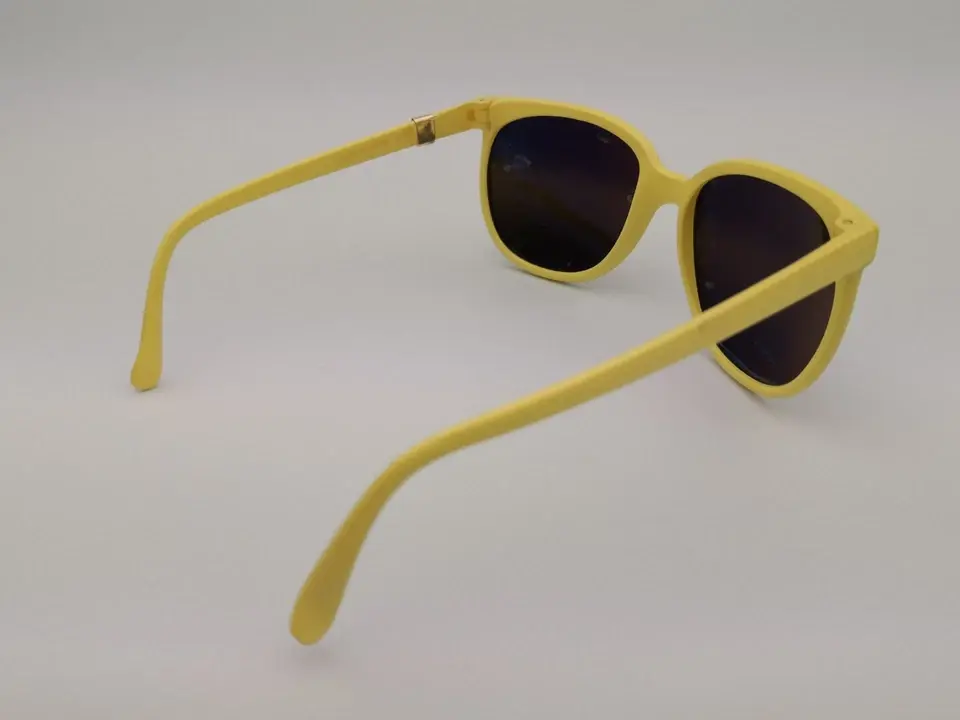 Thumbnail: Occhiali da sole Julbo Megeve - Made in France, stile elegante e protezione UV, montatura robusta e design moderno.