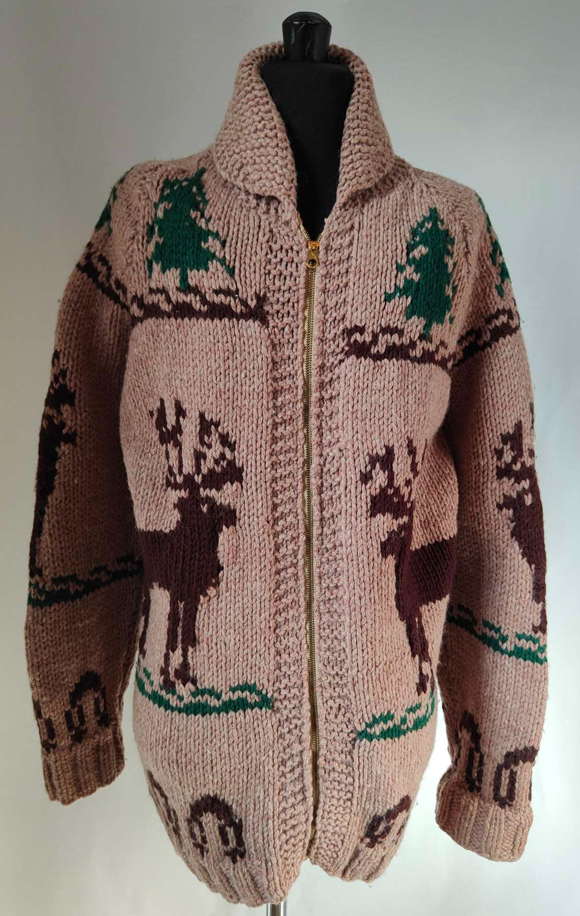 Il Maglione Canadese Vintage Cowichan Sweater è un classico capospalla tradizionale della regione di Cowichan, in British Columbia, Canada. Realizzato tipicamente a mano, questo maglione è noto per il suo stile distintivo, la qualità dei materiali e i motivi tradizionali. È spesso realizzato in lana di alta qualità, come la lana di pecora o di capra, e presenta motivi geometrici e colorati che riflettono la cultura e le tradizioni locali delle comunità indigene e delle comunità di lavoratori della lana.