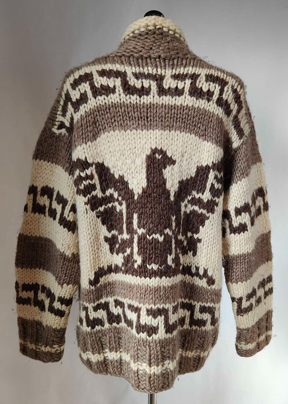 Miniatura: Il Maglione Canadese Vintage Cowichan Sweater è un classico capospalla tradizionale della regione di Cowichan, in British Columbia, Canada. Realizzato tipicamente a mano, questo maglione è noto per il suo stile distintivo, la qualità dei materiali e i motivi tradizionali. È spesso realizzato in lana di alta qualità, come la lana di pecora o di capra, e presenta motivi geometrici e colorati che riflettono la cultura e le tradizioni locali delle comunità indigene e delle comunità di lavoratori della lana.