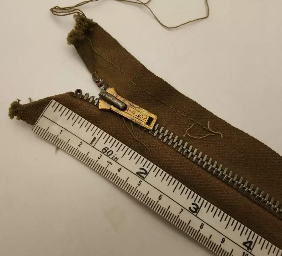 Thumbnail: La cerniera Vintage Military TALON in ottone è un accessorio di alta qualità, realizzato negli Stati Uniti. Caratterizzata dal suo stile robusto e resistente, questa cerniera rappresenta un esempio classico di design militare, ideale per chi cerca un dettaglio vintage autentico o un componente durevole per abbigliamento e accessori. La finitura in ottone conferisce un aspetto retrò e sofisticato, mentre la produzione statunitense garantisce affidabilità e standard elevati. Perfetta per riparazioni o progetti di moda con un tocco militare e vintage.