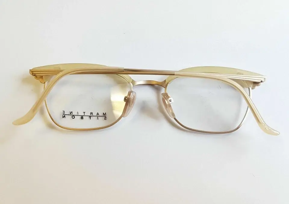 Thumbnail: Martine Sitbon è una rinomata stilista francese nota per il suo stile sofisticato e contemporaneo. Tuttavia, non ci sono informazioni specifiche che collegano Martine Sitbon alla produzione di montature di occhiali da vista made in Japan. Se stai cercando una descrizione di una collezione di occhiali da vista giapponesi o di una particolare linea di montature, potrei aiutarti a creare una descrizione generica o a fornirti dettagli su marchi giapponesi rinomati nel settore. Per favore, fornisci ulteriori dettagli o chiarimenti sul prodotto o sul marchio di cui hai bisogno.