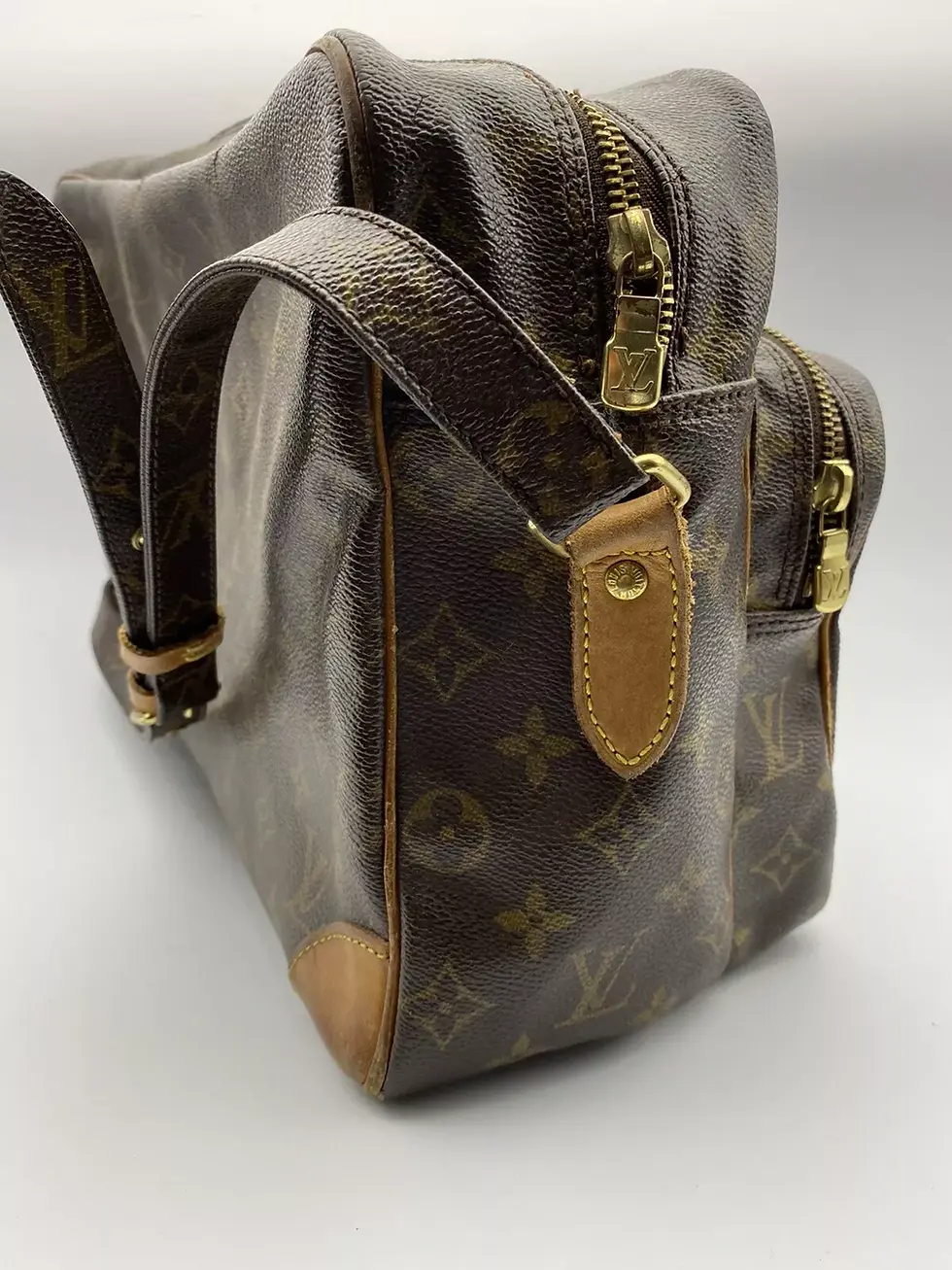 Thumbnail: La borsa Louis Vuitton "Postina" Vintage è un autentico esempio di eleganza classica e funzionalità, rappresentando un pezzo iconico del patrimonio del marchio. Questa borsa monogramma è caratterizzata dal celebre motivo Monogram Canvas, con le sue tonalità marroni e beige, che evocano un senso di lusso senza tempo.