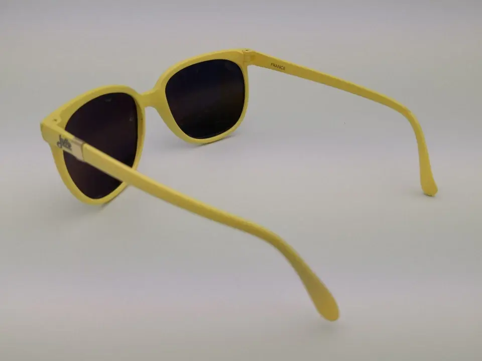 Thumbnail: Occhiali da sole Julbo Megeve - Made in France, stile elegante e protezione UV, montatura robusta e design moderno.