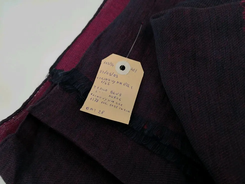 Thumbnail: La sciarpa Authentica in lino di Louis Vuitton è un accessorio di lusso, elegante e versatile. Realizzata in morbido cashmere di alta qualità, questa sciarpa garantisce un comfort eccezionale e una sensazione di calore avvolgente. Il caratteristico motivo Monogram, iconico del marchio Louis Vuitton, impreziosisce il design con un tocco di raffinatezza senza tempo. La sciarpa presenta i tradizionali pattern LV e fiori stilizzati, realizzati con precisione artigianale e attenzione ai dettagli. Perfetta per completare un outfit sofisticato, questa sciarpa rappresenta un investimento di stile e classe, ideale per chi apprezza il lusso e l’eleganza della maison Louis Vuitton.