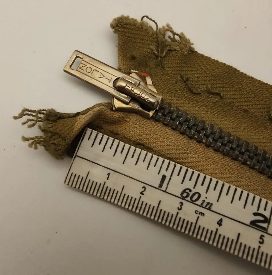 Thumbnail: La cerniera Vintage Military TALON in ottone è un accessorio di alta qualità, realizzato negli Stati Uniti. Caratterizzata dal suo stile robusto e resistente, questa cerniera rappresenta un esempio classico di design militare, ideale per chi cerca un dettaglio vintage autentico o un componente durevole per abbigliamento e accessori. La finitura in ottone conferisce un aspetto retrò e sofisticato, mentre la produzione statunitense garantisce affidabilità e standard elevati. Perfetta per riparazioni o progetti di moda con un tocco militare e vintage.