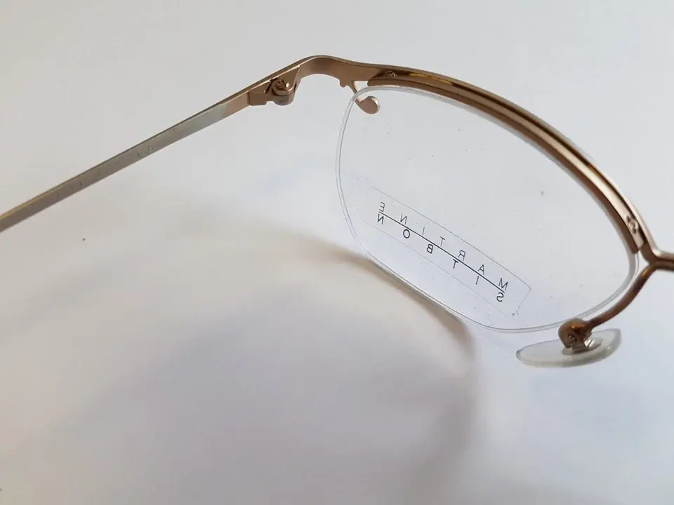 Thumbnail: Martine Sitbon è una rinomata stilista francese nota per il suo stile sofisticato e contemporaneo. Tuttavia, non ci sono informazioni specifiche che collegano Martine Sitbon alla produzione di montature di occhiali da vista made in Japan. Se stai cercando una descrizione di una collezione di occhiali da vista giapponesi o di una particolare linea di montature, potrei aiutarti a creare una descrizione generica o a fornirti dettagli su marchi giapponesi rinomati nel settore. Per favore, fornisci ulteriori dettagli o chiarimenti sul prodotto o sul marchio di cui hai bisogno.