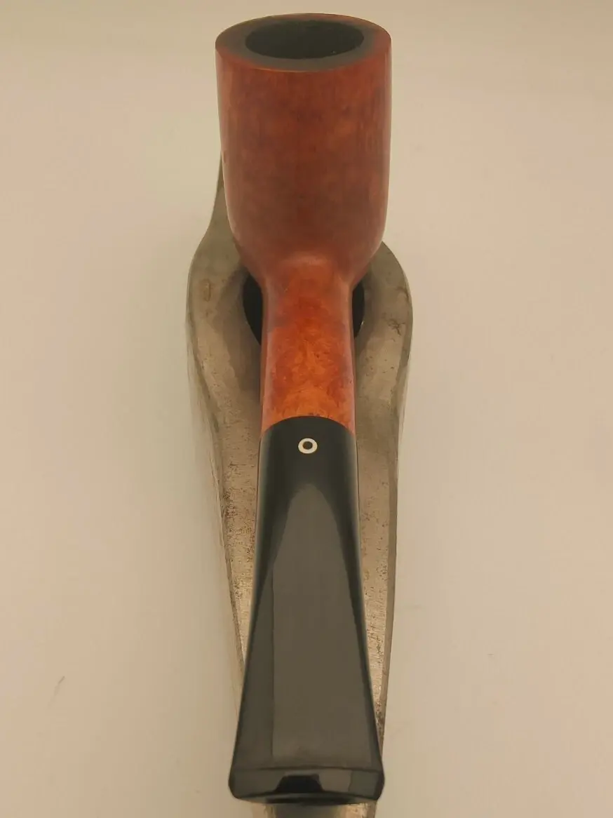 Miniatura: La pipa Talamona è un'elegante e raffinata pipa da tabacco di origine italiana, nota per la sua manifattura di alta qualità e il design distintivo. Realizzata con materiali pregiati come il briar o il legno di qualità superiore, la Talamona si distingue per linee classiche e dettagli curati, che offrono un'esperienza di fumo confortevole ed estetica. La sua forma può variare, ma spesso presenta un serbatoio ampio e una bocca ergonomica, ideali per godersi lunghe sessioni di svapo. La lavorazione artigianale e l'attenzione ai dettagli rendono ogni pipa Talamona un pezzo unico, apprezzato sia dai collezionisti che dagli appassionati di fumatori tradizionali.