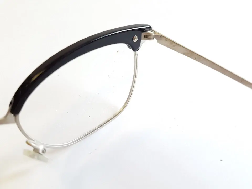 Thumbnail: Martine Sitbon è una rinomata stilista francese nota per il suo stile sofisticato e contemporaneo. Tuttavia, non ci sono informazioni specifiche che collegano Martine Sitbon alla produzione di montature di occhiali da vista made in Japan. Se stai cercando una descrizione di una collezione di occhiali da vista giapponesi o di una particolare linea di montature, potrei aiutarti a creare una descrizione generica o a fornirti dettagli su marchi giapponesi rinomati nel settore. Per favore, fornisci ulteriori dettagli o chiarimenti sul prodotto o sul marchio di cui hai bisogno.