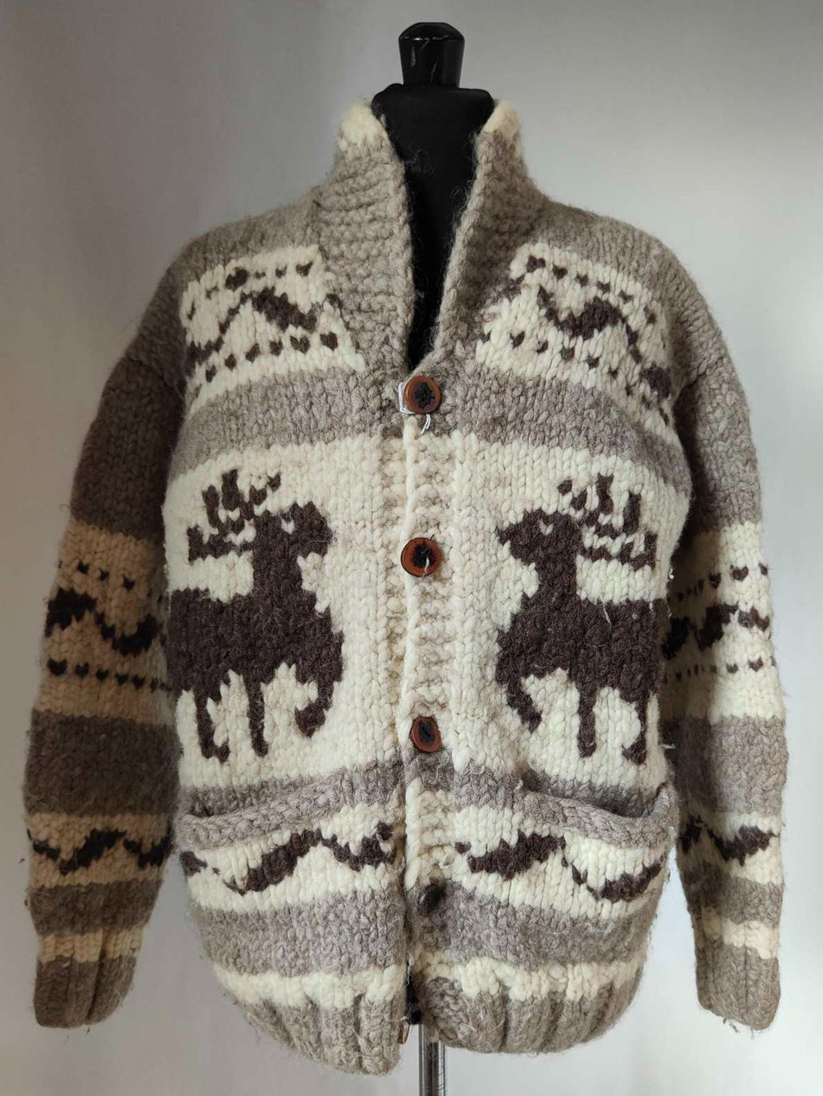 Il Maglione Canadese Vintage Cowichan Sweater è un classico capospalla tradizionale della regione di Cowichan, in British Columbia, Canada. Realizzato tipicamente a mano, questo maglione è noto per il suo stile distintivo, la qualità dei materiali e i motivi tradizionali. È spesso realizzato in lana di alta qualità, come la lana di pecora o di capra, e presenta motivi geometrici e colorati che riflettono la cultura e le tradizioni locali delle comunità indigene e delle comunità di lavoratori della lana.