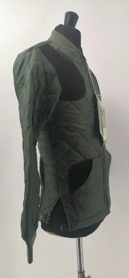 Thumbnail: giacca trapuntata di stile vintage, prodotta da Belstaff negli anni '70. La giacca è di colore verde, con una finitura robusta e resistente tipica di quegli anni. Presenta un design classico con imbottitura trapuntata, cappuccio integrato e dettagli funzionali che richiamano lo stile outdoor e avventuroso di quegli anni. È ideale per chi cerca un capo di abbigliamento retrò con un tocco di stile e praticità.