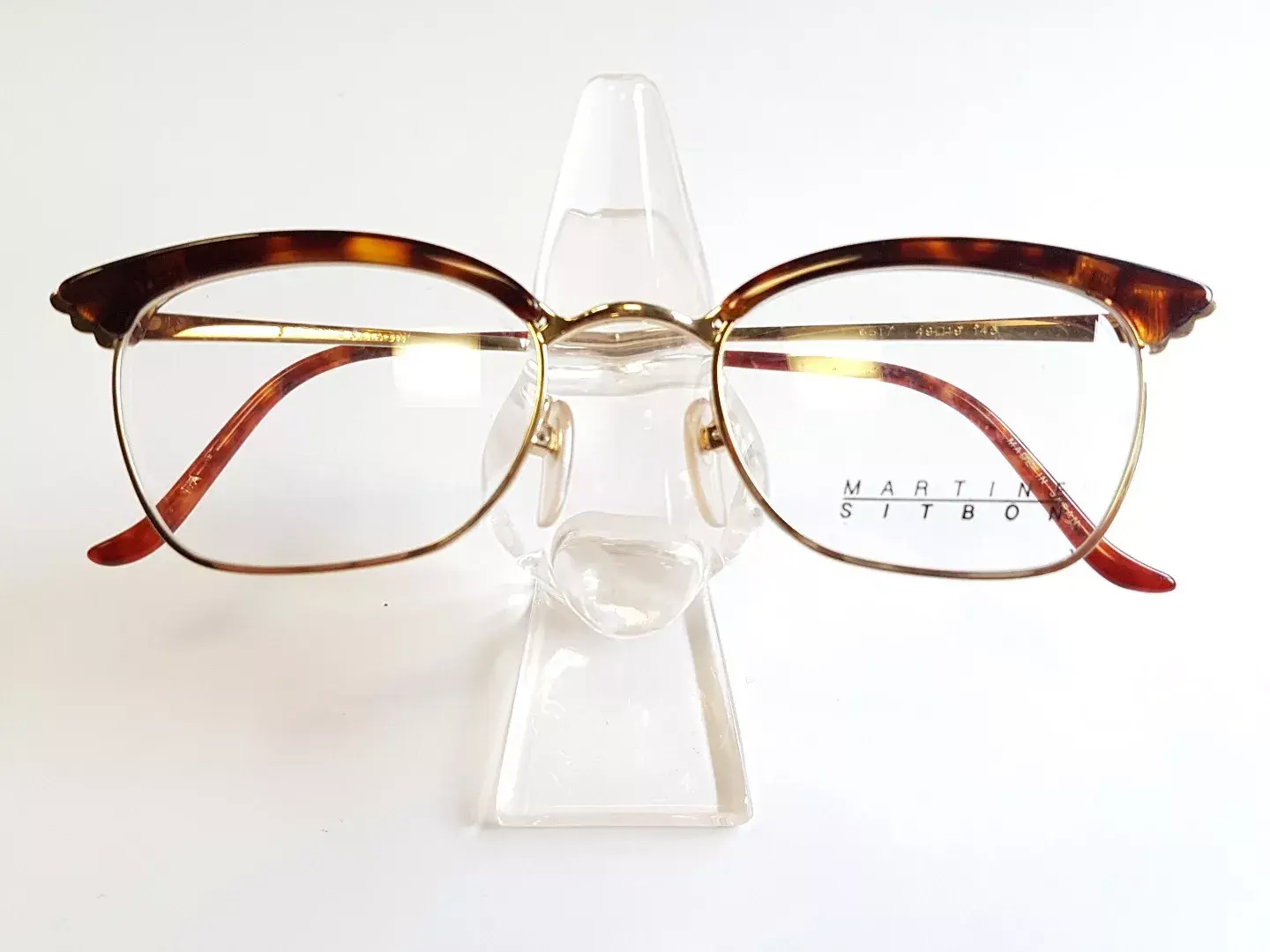 Martine Sitbon è una rinomata stilista francese nota per il suo stile sofisticato e contemporaneo. Tuttavia, non ci sono informazioni specifiche che collegano Martine Sitbon alla produzione di montature di occhiali da vista made in Japan. Se stai cercando una descrizione di una collezione di occhiali da vista giapponesi o di una particolare linea di montature, potrei aiutarti a creare una descrizione generica o a fornirti dettagli su marchi giapponesi rinomati nel settore. Per favore, fornisci ulteriori dettagli o chiarimenti sul prodotto o sul marchio di cui hai bisogno.