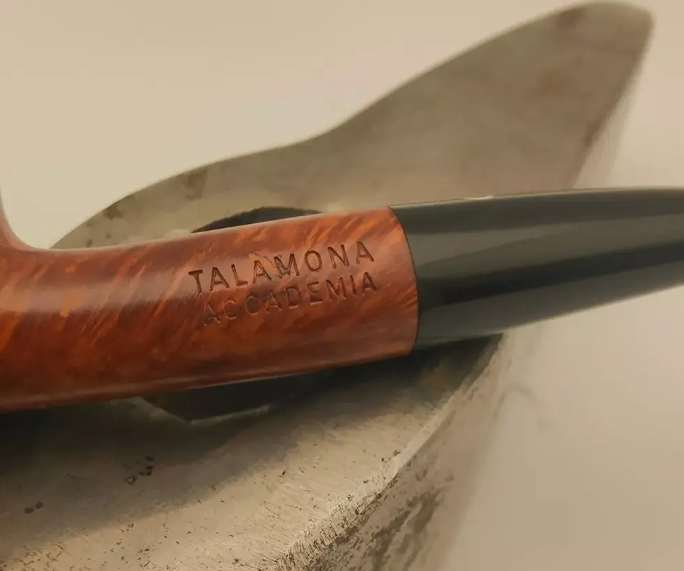 La pipa Talamona è un'elegante e raffinata pipa da tabacco di origine italiana, nota per la sua manifattura di alta qualità e il design distintivo. Realizzata con materiali pregiati come il briar o il legno di qualità superiore, la Talamona si distingue per linee classiche e dettagli curati, che offrono un'esperienza di fumo confortevole ed estetica. La sua forma può variare, ma spesso presenta un serbatoio ampio e una bocca ergonomica, ideali per godersi lunghe sessioni di svapo. La lavorazione artigianale e l'attenzione ai dettagli rendono ogni pipa Talamona un pezzo unico, apprezzato sia dai collezionisti che dagli appassionati di fumatori tradizionali.