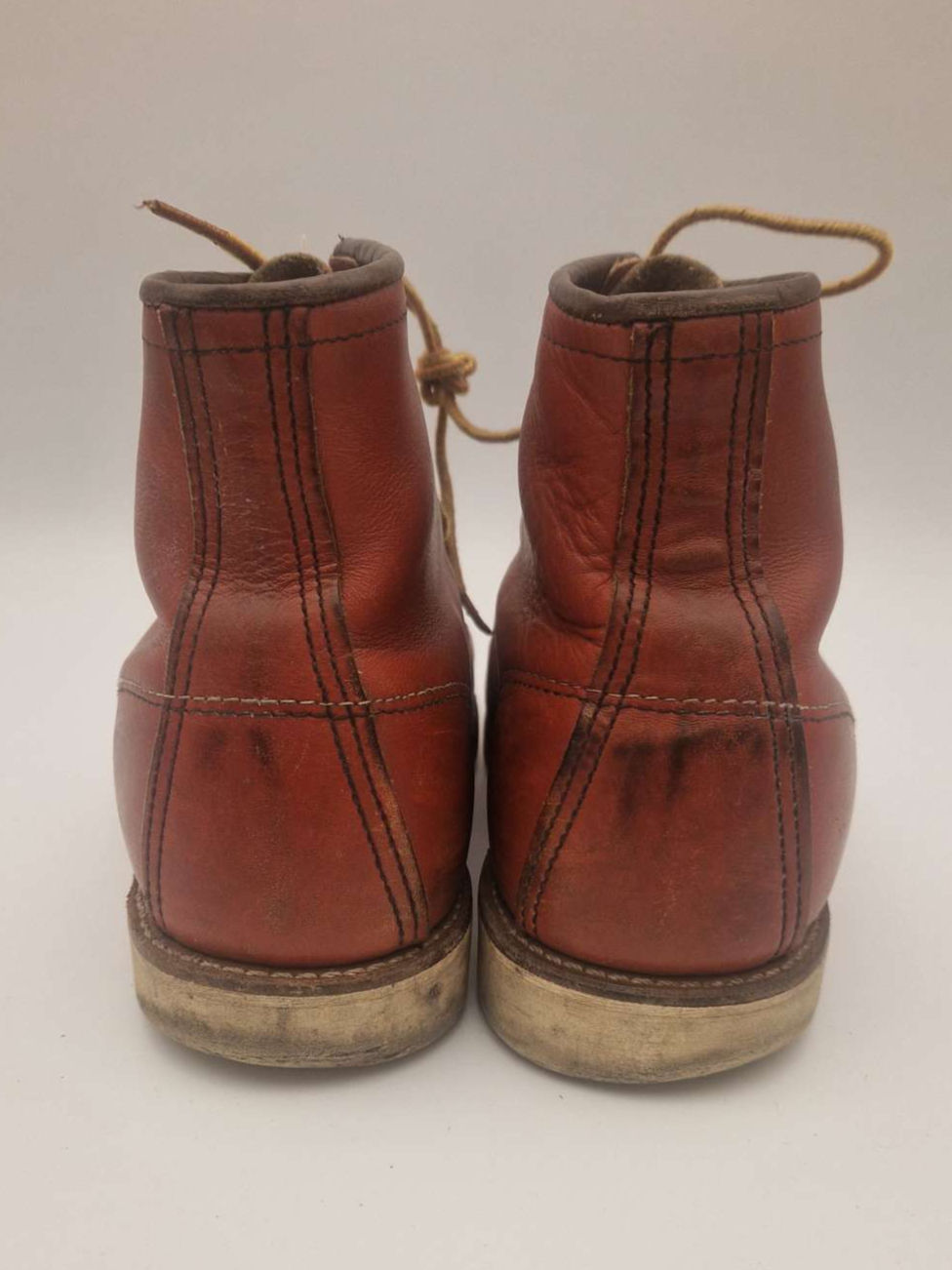 Miniatura: Red Wing Shoes boots featuring durable leather construction, rugged outsoles for traction, and classic workwear design. Perfect for outdoor work and rugged terrains.