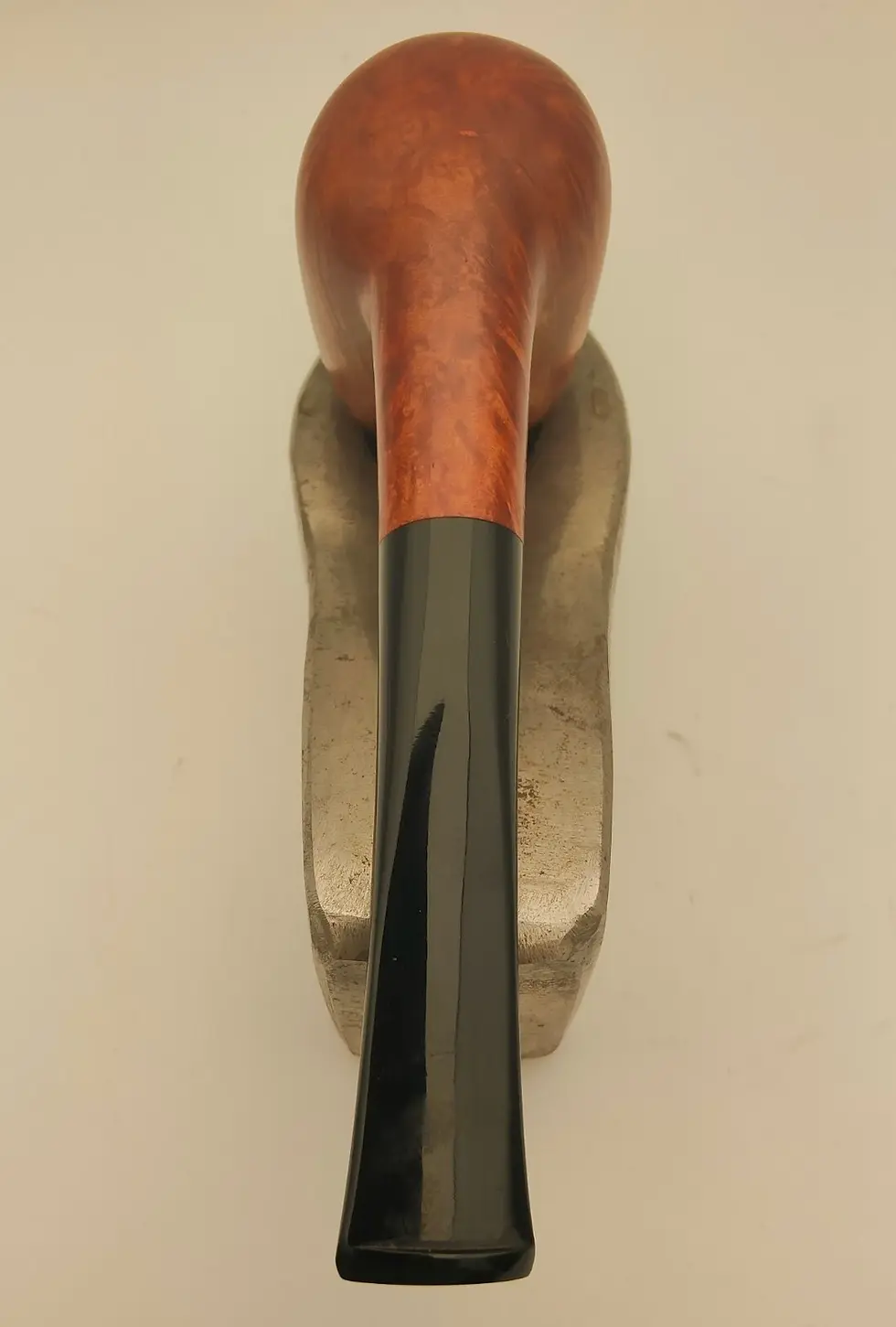 Miniatura: La pipa Talamona è un'elegante e raffinata pipa da tabacco di origine italiana, nota per la sua manifattura di alta qualità e il design distintivo. Realizzata con materiali pregiati come il briar o il legno di qualità superiore, la Talamona si distingue per linee classiche e dettagli curati, che offrono un'esperienza di fumo confortevole ed estetica. La sua forma può variare, ma spesso presenta un serbatoio ampio e una bocca ergonomica, ideali per godersi lunghe sessioni di svapo. La lavorazione artigianale e l'attenzione ai dettagli rendono ogni pipa Talamona un pezzo unico, apprezzato sia dai collezionisti che dagli appassionati di fumatori tradizionali.