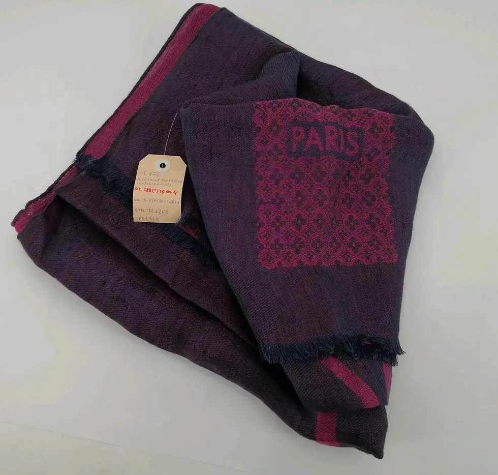 Thumbnail: La sciarpa Authentica in lino di Louis Vuitton è un accessorio di lusso, elegante e versatile. Realizzata in morbido cashmere di alta qualità, questa sciarpa garantisce un comfort eccezionale e una sensazione di calore avvolgente. Il caratteristico motivo Monogram, iconico del marchio Louis Vuitton, impreziosisce il design con un tocco di raffinatezza senza tempo. La sciarpa presenta i tradizionali pattern LV e fiori stilizzati, realizzati con precisione artigianale e attenzione ai dettagli. Perfetta per completare un outfit sofisticato, questa sciarpa rappresenta un investimento di stile e classe, ideale per chi apprezza il lusso e l’eleganza della maison Louis Vuitton.