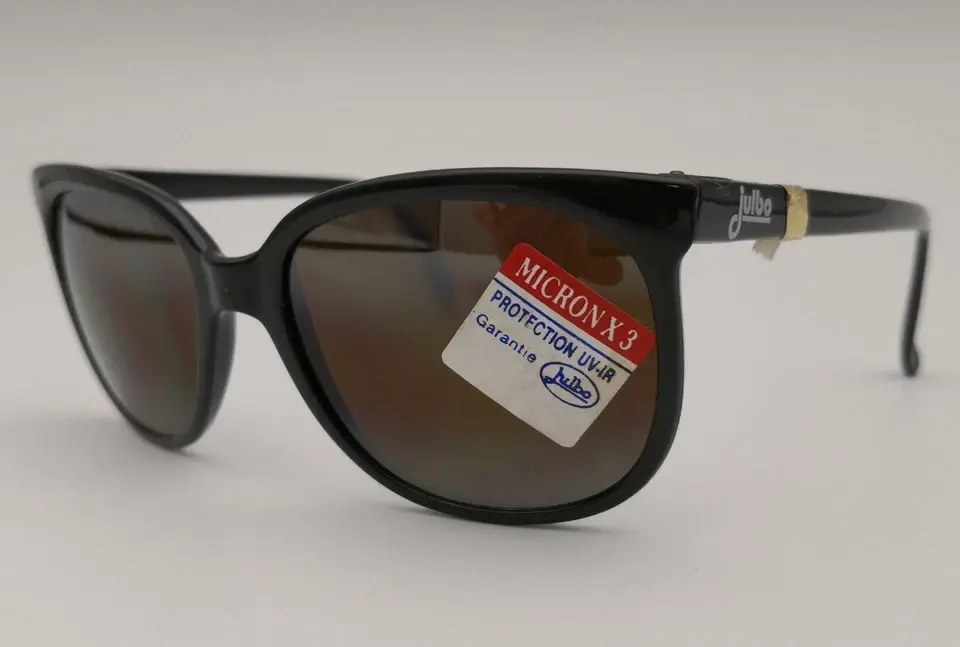 Thumbnail: Occhiali da sole Julbo Megeve - Made in France, stile elegante e protezione UV, montatura robusta e design moderno.