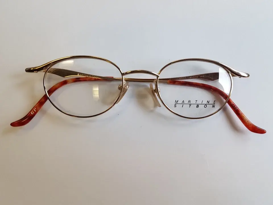 Thumbnail: Martine Sitbon è una rinomata stilista francese nota per il suo stile sofisticato e contemporaneo. Tuttavia, non ci sono informazioni specifiche che collegano Martine Sitbon alla produzione di montature di occhiali da vista made in Japan. Se stai cercando una descrizione di una collezione di occhiali da vista giapponesi o di una particolare linea di montature, potrei aiutarti a creare una descrizione generica o a fornirti dettagli su marchi giapponesi rinomati nel settore. Per favore, fornisci ulteriori dettagli o chiarimenti sul prodotto o sul marchio di cui hai bisogno.