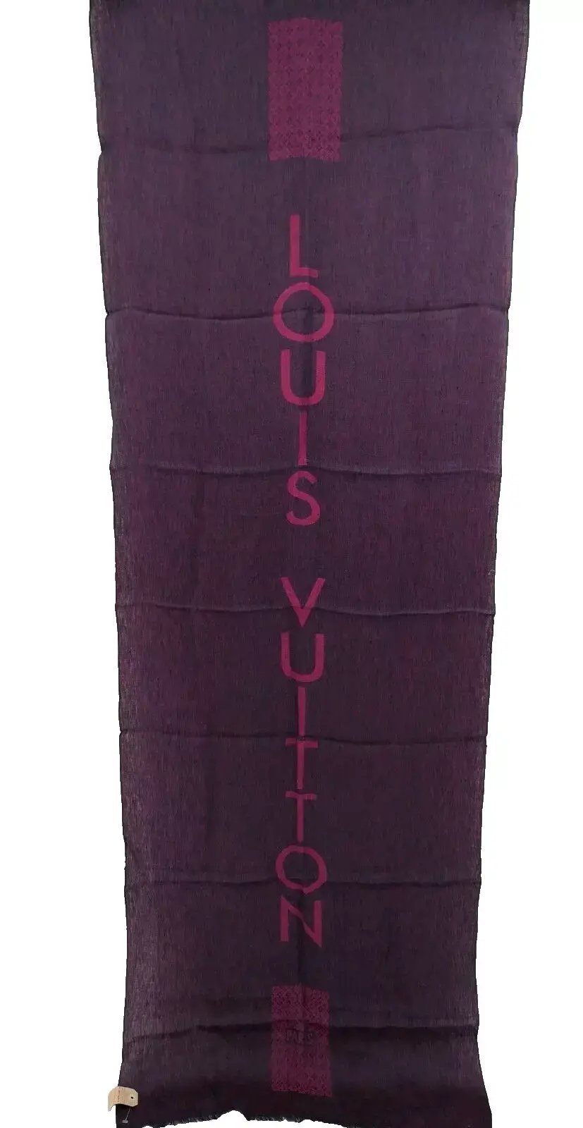 Thumbnail: La sciarpa Authentica in lino di Louis Vuitton è un accessorio di lusso, elegante e versatile. Realizzata in morbido cashmere di alta qualità, questa sciarpa garantisce un comfort eccezionale e una sensazione di calore avvolgente. Il caratteristico motivo Monogram, iconico del marchio Louis Vuitton, impreziosisce il design con un tocco di raffinatezza senza tempo. La sciarpa presenta i tradizionali pattern LV e fiori stilizzati, realizzati con precisione artigianale e attenzione ai dettagli. Perfetta per completare un outfit sofisticato, questa sciarpa rappresenta un investimento di stile e classe, ideale per chi apprezza il lusso e l’eleganza della maison Louis Vuitton.