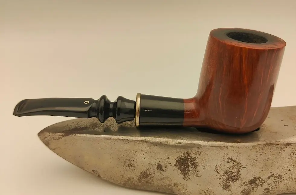 La pipa Talamona è un'elegante e raffinata pipa da tabacco di origine italiana, nota per la sua manifattura di alta qualità e il design distintivo. Realizzata con materiali pregiati come il briar o il legno di qualità superiore, la Talamona si distingue per linee classiche e dettagli curati, che offrono un'esperienza di fumo confortevole ed estetica. La sua forma può variare, ma spesso presenta un serbatoio ampio e una bocca ergonomica, ideali per godersi lunghe sessioni di svapo. La lavorazione artigianale e l'attenzione ai dettagli rendono ogni pipa Talamona un pezzo unico, apprezzato sia dai collezionisti che dagli appassionati di fumatori tradizionali.