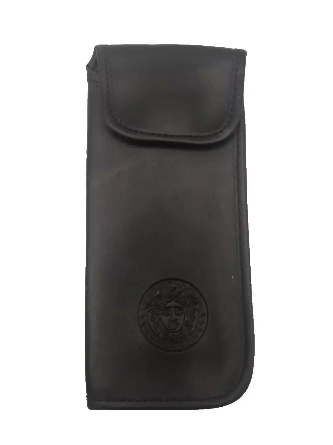 La custodia vintage in pelle per occhiali Versace è un elegante accessorio che unisce stile classico e qualità artigianale. Realizzata in pelle di alta qualità, presenta dettagli raffinati e un design senza tempo, tipico del marchio Versace. La finitura può mostrare una texture morbida e una patina che ne accentuano il carattere vintage, rendendola ideale per chi apprezza un look sofisticato e retrò. La custodia offre protezione affidabile per i tuoi occhiali, conservando il loro stile distintivo e aggiungendo un tocco di eleganza al tuo look quotidiano.