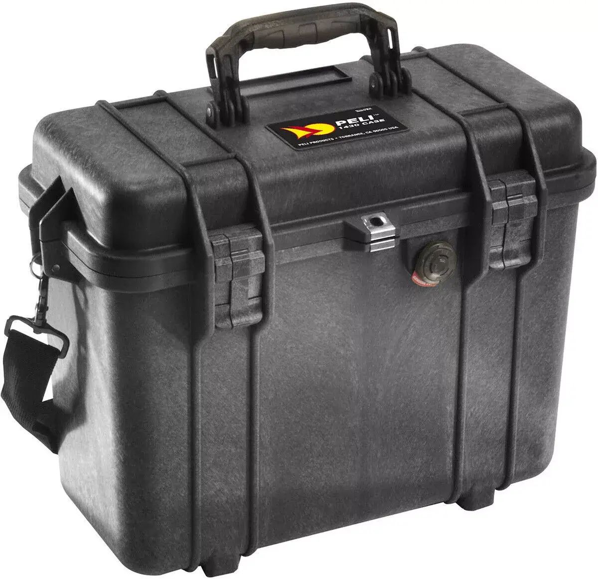 obusta valigia da viaggio della linea PELI 1430 PROTECTOR TRAVEL CASE. La valigia è realizzata in materiale resistente, progettata per offrire massima protezione durante i viaggi. Presenta una forma rettangolare con angoli rinforzati, maniglie ergonomiche e chiusure di sicurezza robuste. Il design è funzionale e professionale, ideale per trasportare attrezzature delicate o di valore. La superficie può essere liscia o leggermente testurizzata, con dettagli che evidenziano la qualità e la durabilità del prodotto.