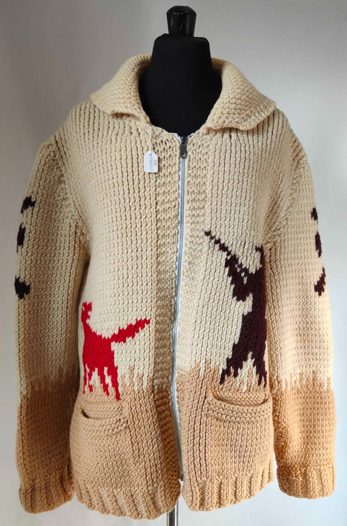 Il Maglione Canadese Vintage Cowichan Sweater è un classico capospalla tradizionale della regione di Cowichan, in British Columbia, Canada. Realizzato tipicamente a mano, questo maglione è noto per il suo stile distintivo, la qualità dei materiali e i motivi tradizionali. È spesso realizzato in lana di alta qualità, come la lana di pecora o di capra, e presenta motivi geometrici e colorati che riflettono la cultura e le tradizioni locali delle comunità indigene e delle comunità di lavoratori della lana.