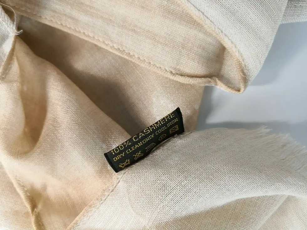 Thumbnail: La sciarpa Authentica in cashmere con motivo Monogram di Louis Vuitton è un accessorio di lusso, elegante e versatile. Realizzata in morbido cashmere di alta qualità, questa sciarpa garantisce un comfort eccezionale e una sensazione di calore avvolgente. Il caratteristico motivo Monogram, iconico del marchio Louis Vuitton, impreziosisce il design con un tocco di raffinatezza senza tempo. La sciarpa presenta i tradizionali pattern LV e fiori stilizzati, realizzati con precisione artigianale e attenzione ai dettagli. Perfetta per completare un outfit sofisticato, questa sciarpa rappresenta un investimento di stile e classe, ideale per chi apprezza il lusso e l’eleganza della maison Louis Vuitton.