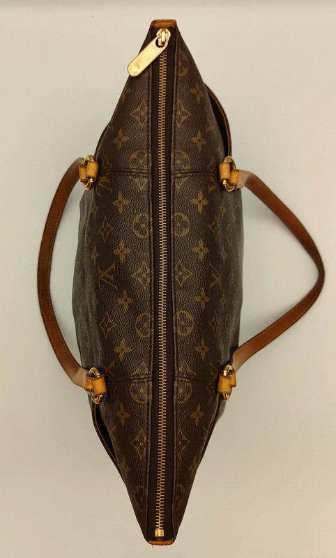 Thumbnail: Authentic Louis Vuitton Monogram Totally MM Shoulder Bag