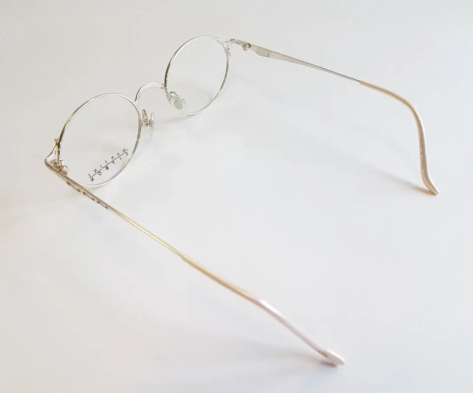 Thumbnail: Martine Sitbon è una rinomata stilista francese nota per il suo stile sofisticato e contemporaneo. Tuttavia, non ci sono informazioni specifiche che collegano Martine Sitbon alla produzione di montature di occhiali da vista made in Japan. Se stai cercando una descrizione di una collezione di occhiali da vista giapponesi o di una particolare linea di montature, potrei aiutarti a creare una descrizione generica o a fornirti dettagli su marchi giapponesi rinomati nel settore. Per favore, fornisci ulteriori dettagli o chiarimenti sul prodotto o sul marchio di cui hai bisogno.