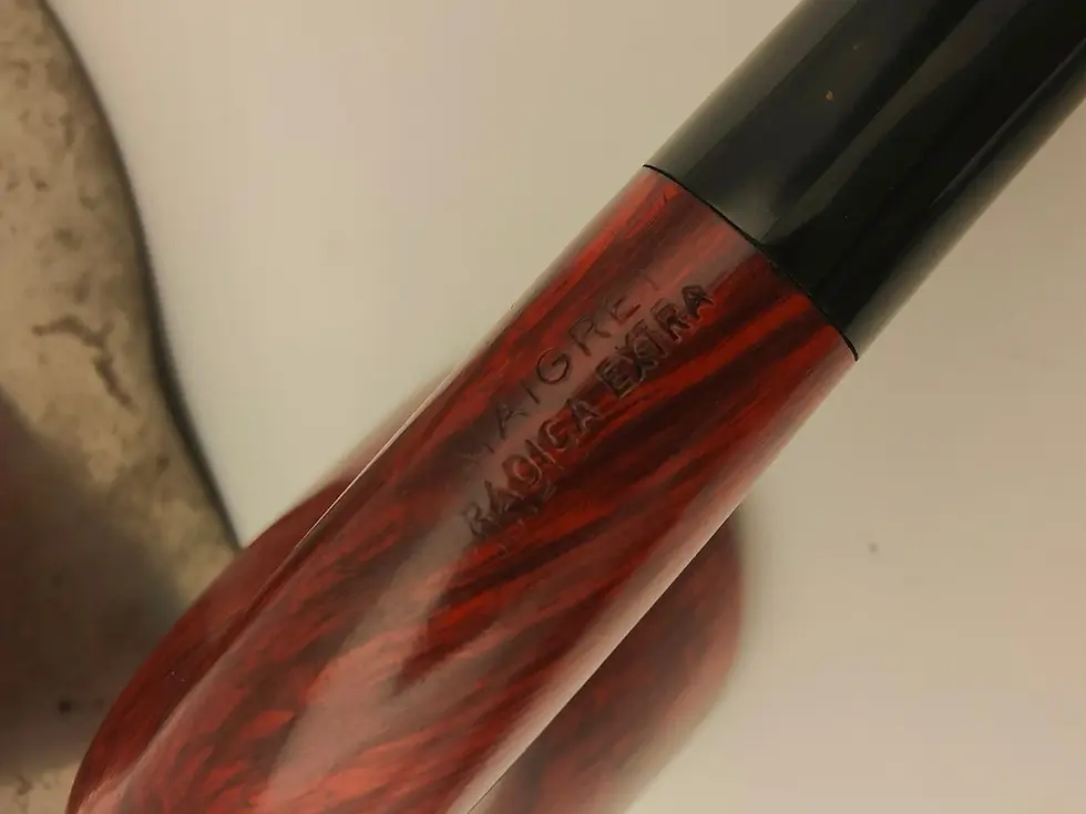 La pipa Talamona è un'elegante e raffinata pipa da tabacco di origine italiana, nota per la sua manifattura di alta qualità e il design distintivo. Realizzata con materiali pregiati come il briar o il legno di qualità superiore, la Talamona si distingue per linee classiche e dettagli curati, che offrono un'esperienza di fumo confortevole ed estetica. La sua forma può variare, ma spesso presenta un serbatoio ampio e una bocca ergonomica, ideali per godersi lunghe sessioni di svapo. La lavorazione artigianale e l'attenzione ai dettagli rendono ogni pipa Talamona un pezzo unico, apprezzato sia dai collezionisti che dagli appassionati di fumatori tradizionali.