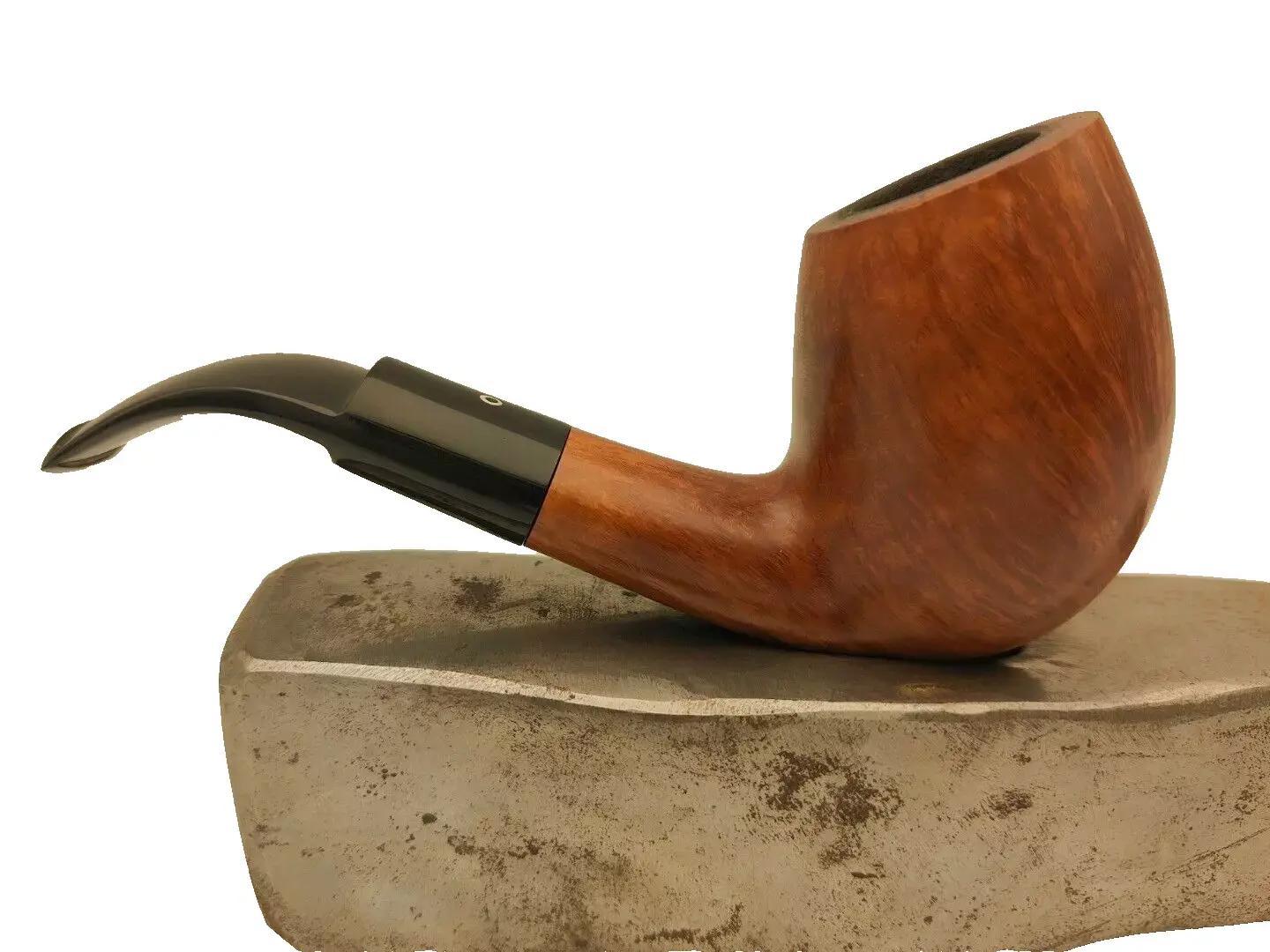 La pipa Talamona è un'elegante e raffinata pipa da tabacco di origine italiana, nota per la sua manifattura di alta qualità e il design distintivo. Realizzata con materiali pregiati come il briar o il legno di qualità superiore, la Talamona si distingue per linee classiche e dettagli curati, che offrono un'esperienza di fumo confortevole ed estetica. La sua forma può variare, ma spesso presenta un serbatoio ampio e una bocca ergonomica, ideali per godersi lunghe sessioni di svapo. La lavorazione artigianale e l'attenzione ai dettagli rendono ogni pipa Talamona un pezzo unico, apprezzato sia dai collezionisti che dagli appassionati di fumatori tradizionali.