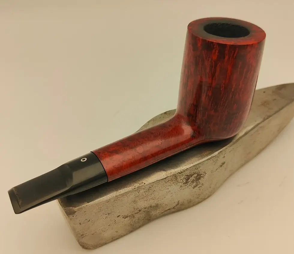 Miniatura: La pipa Talamona è un'elegante e raffinata pipa da tabacco di origine italiana, nota per la sua manifattura di alta qualità e il design distintivo. Realizzata con materiali pregiati come il briar o il legno di qualità superiore, la Talamona si distingue per linee classiche e dettagli curati, che offrono un'esperienza di fumo confortevole ed estetica. La sua forma può variare, ma spesso presenta un serbatoio ampio e una bocca ergonomica, ideali per godersi lunghe sessioni di svapo. La lavorazione artigianale e l'attenzione ai dettagli rendono ogni pipa Talamona un pezzo unico, apprezzato sia dai collezionisti che dagli appassionati di fumatori tradizionali.