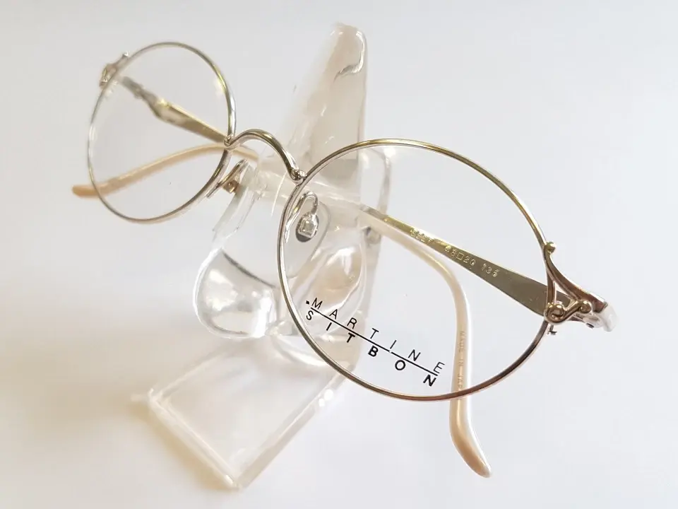 Martine Sitbon è una rinomata stilista francese nota per il suo stile sofisticato e contemporaneo. Tuttavia, non ci sono informazioni specifiche che collegano Martine Sitbon alla produzione di montature di occhiali da vista made in Japan. Se stai cercando una descrizione di una collezione di occhiali da vista giapponesi o di una particolare linea di montature, potrei aiutarti a creare una descrizione generica o a fornirti dettagli su marchi giapponesi rinomati nel settore. Per favore, fornisci ulteriori dettagli o chiarimenti sul prodotto o sul marchio di cui hai bisogno.