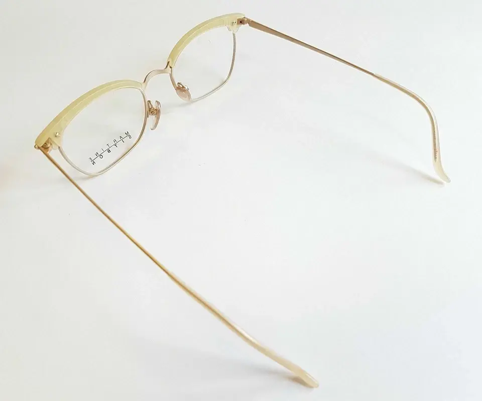 Thumbnail: Martine Sitbon è una rinomata stilista francese nota per il suo stile sofisticato e contemporaneo. Tuttavia, non ci sono informazioni specifiche che collegano Martine Sitbon alla produzione di montature di occhiali da vista made in Japan. Se stai cercando una descrizione di una collezione di occhiali da vista giapponesi o di una particolare linea di montature, potrei aiutarti a creare una descrizione generica o a fornirti dettagli su marchi giapponesi rinomati nel settore. Per favore, fornisci ulteriori dettagli o chiarimenti sul prodotto o sul marchio di cui hai bisogno.