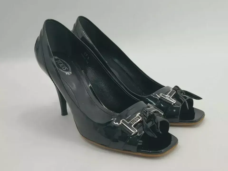Thumbnail: Le scarpe da donna Tod's Décolleté con tacco di 9 cm sono un'elegante combinazione di stile e raffinatezza. Realizzate con materiali di alta qualità, queste décolleté presentano una silhouette femminile e sofisticata. Il tacco di 9 cm aggiunge un tocco di altezza e allure, perfetto per occasioni formali o per valorizzare un look quotidiano con classe. La lavorazione artigianale e i dettagli distintivi di Tod's, come le finiture curate e l'attenzione ai particolari, rendono queste scarpe un vero simbolo di eleganza e lusso. Ideali per chi desidera unire comfort e stile in un unico paio di calzature di alta gamma.