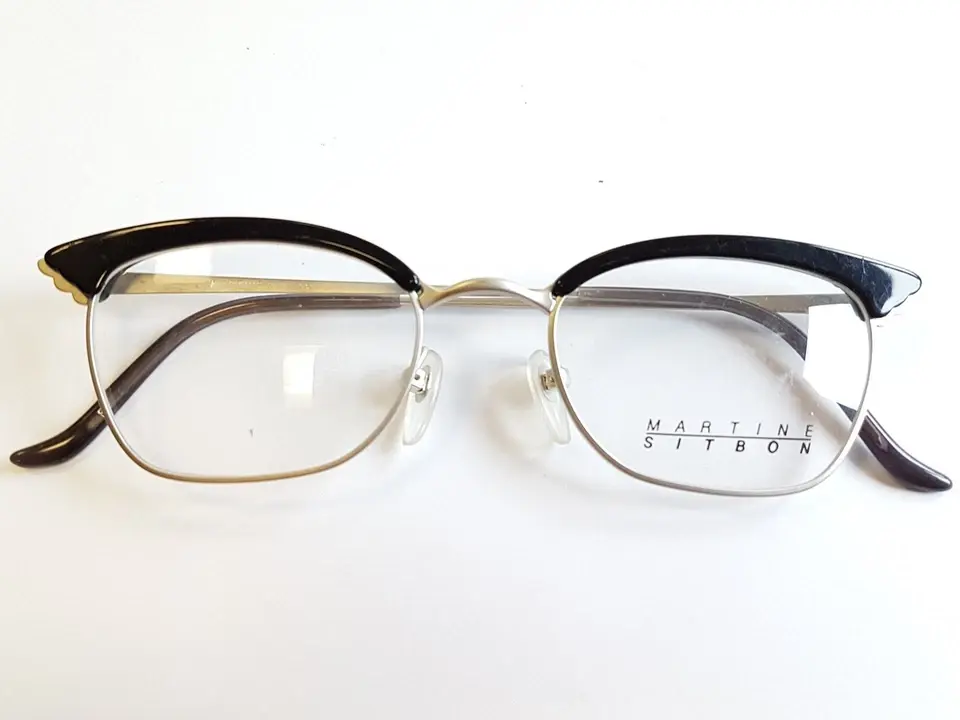 Thumbnail: Martine Sitbon è una rinomata stilista francese nota per il suo stile sofisticato e contemporaneo. Tuttavia, non ci sono informazioni specifiche che collegano Martine Sitbon alla produzione di montature di occhiali da vista made in Japan. Se stai cercando una descrizione di una collezione di occhiali da vista giapponesi o di una particolare linea di montature, potrei aiutarti a creare una descrizione generica o a fornirti dettagli su marchi giapponesi rinomati nel settore. Per favore, fornisci ulteriori dettagli o chiarimenti sul prodotto o sul marchio di cui hai bisogno.