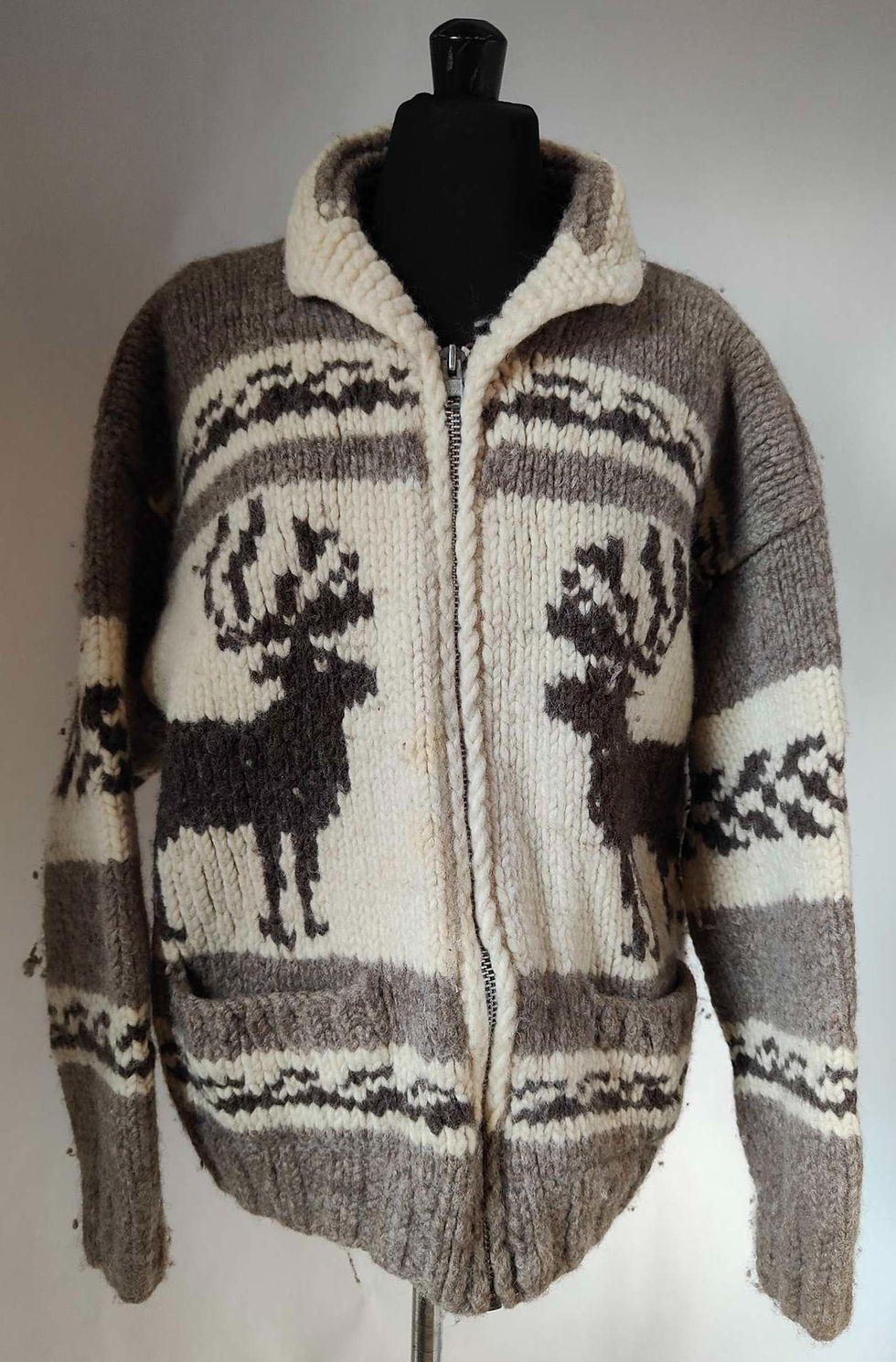 Il Maglione Canadese Vintage Cowichan Sweater è un classico capospalla tradizionale della regione di Cowichan, in British Columbia, Canada. Realizzato tipicamente a mano, questo maglione è noto per il suo stile distintivo, la qualità dei materiali e i motivi tradizionali. È spesso realizzato in lana di alta qualità, come la lana di pecora o di capra, e presenta motivi geometrici e colorati che riflettono la cultura e le tradizioni locali delle comunità indigene e delle comunità di lavoratori della lana.