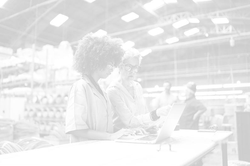 두 여성, 랩탑 앞에서 작업 중, 기술 회의, 배경 공장, no1-mro