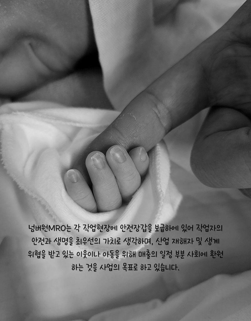 섬네일: 아기의 작은 손을 잡은 손, 부드러운 배경 속 따듯한 순간 포착