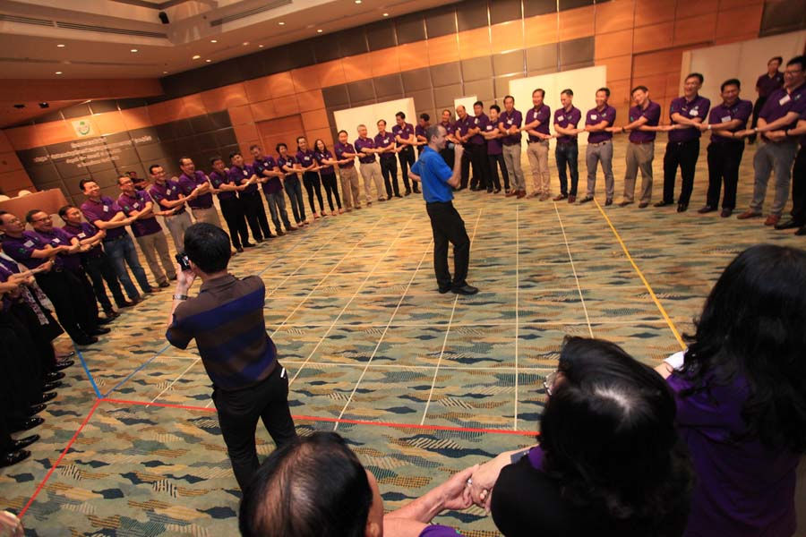 Thumbnail: Human Knot