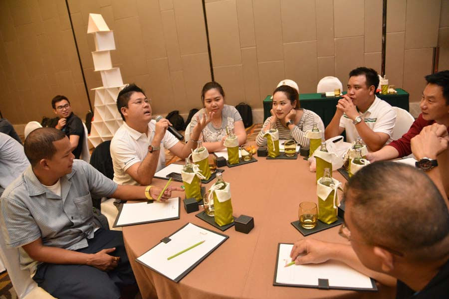 Thumbnail: Team Building in Bangkok at Amari Watergate with meetings and creativity