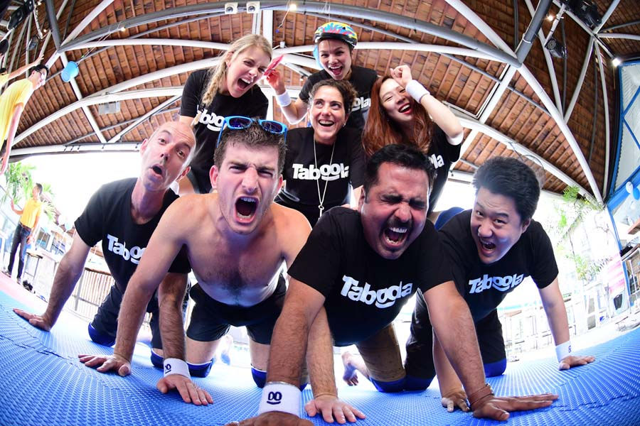 Thumbnail: Human pyramid