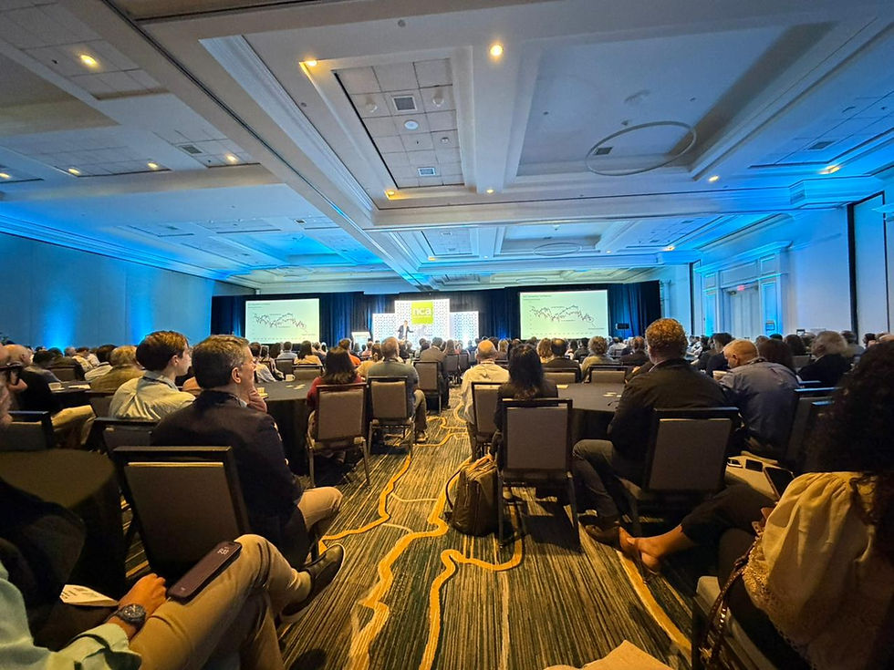 Painelista da sala de conferências da NCA 2026, em Tampa (USA)