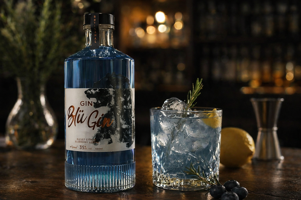 Cocktail bleu au gin bleuets citron Blü Gin servi dans un verre sur un bar avec citron et romarin