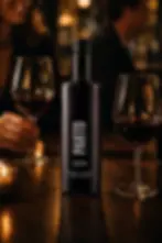 Vin de bleuet Parto en situation d’apéro chic avec verres de vin dans une ambiance de soirée élégante