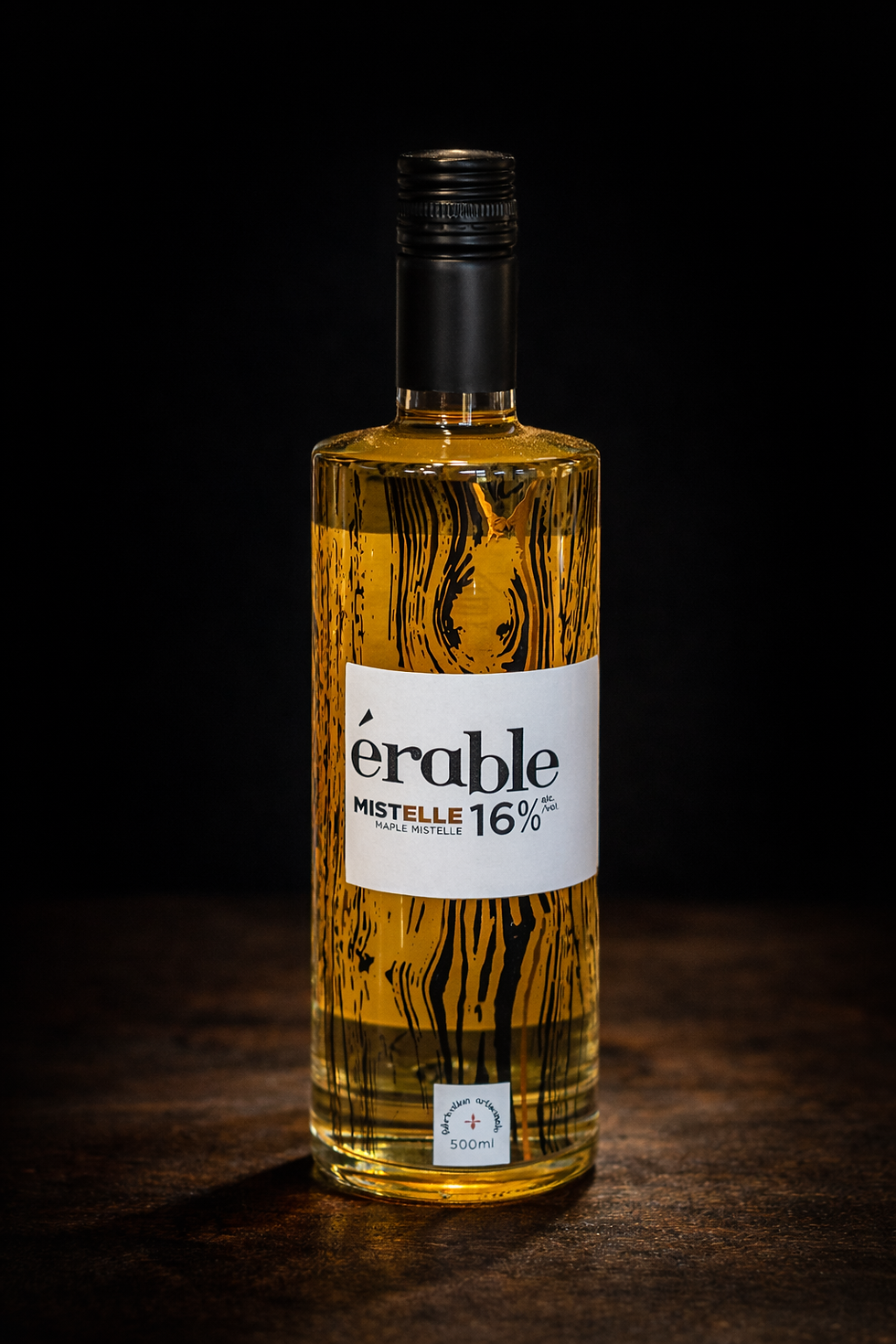 Bouteille de mistelle d’érable sur fond noir en photo produit