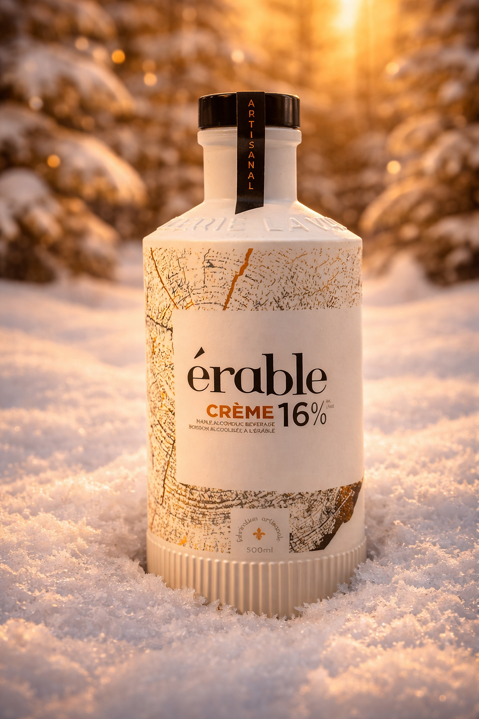 Bouteille de crème d’érable du Québec posée dans la neige avec lumière dorée hivernale