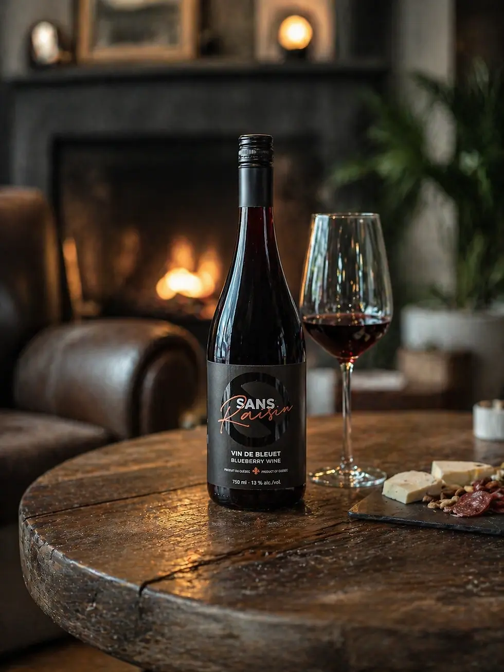vin de bleuets Sans Raisin ambiance chaleureuse près du feu avec verre de dégustation
