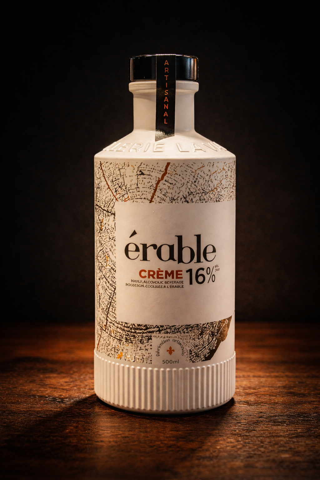 Crème d’érable du Québec en bouteille sur fond noir avec éclairage chaud et élégant