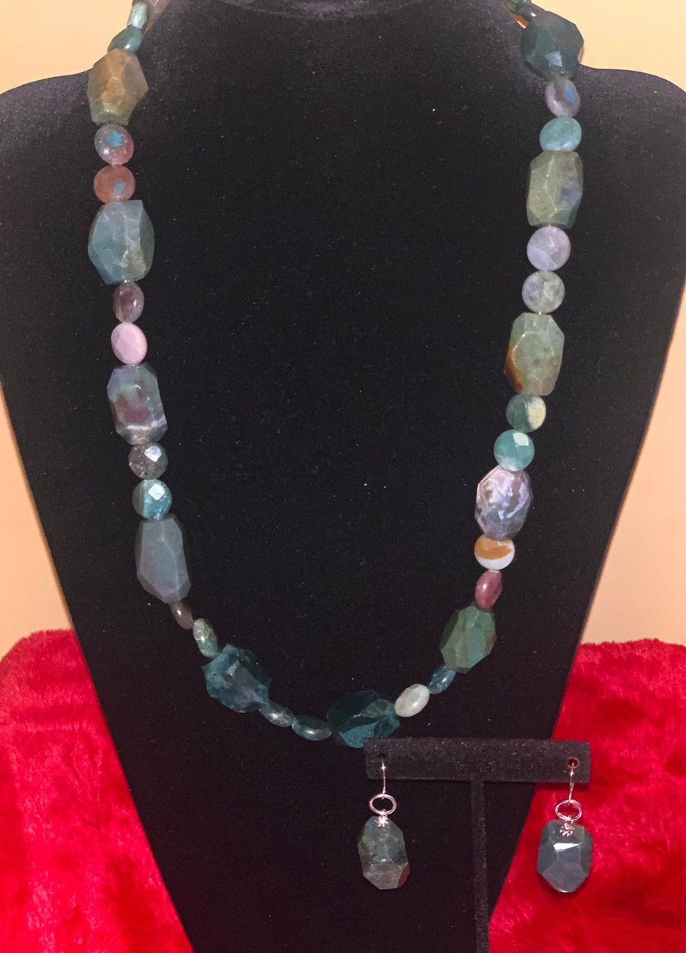 Thumbnail: Handcrafted Emerald Green Stone Necklace Set